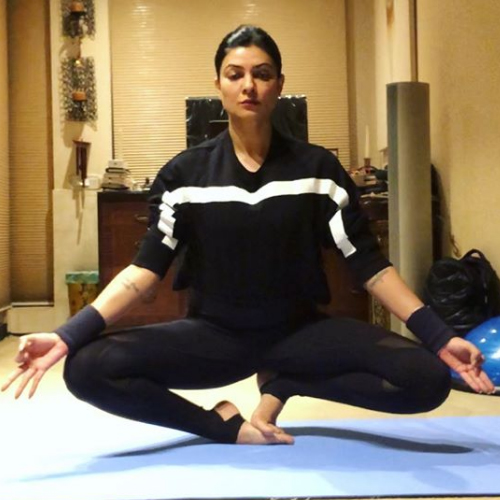 Sushmita Sen aces the balancing yoga pose, see in pics, sushmita sen aces the balancing yoga pose,  see in pics,  sushmita sen,  yoga pose,  fitness & exercise,  health & beauty,  ifairer