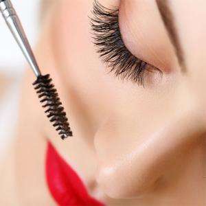 In steps: Curl your eyelashes perfectly