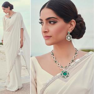 Wear 5 type of accessories: Sonam Kapoor opted saree with worth of Rs. 77.5k bag
