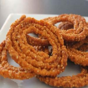 Sakinalu Crisps: Hand-Twisted Rice Flour Sesame Bites from Telangana, with Gluten-Free Tweaks