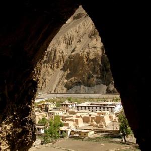 8 Amazing Caves In India!